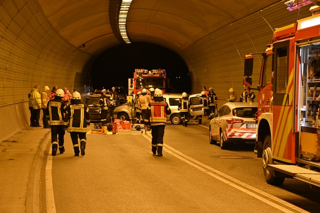 FF Olsberg: Rettungsübung im Losenbergtunnel B 480 in Olsberg - Bigge