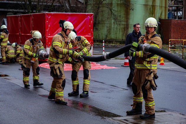 FW-GL: Erfolgreicher Abschluss der Feuerwehrgrundausbildung bei der Feuerwehr Bergisch Gladbach