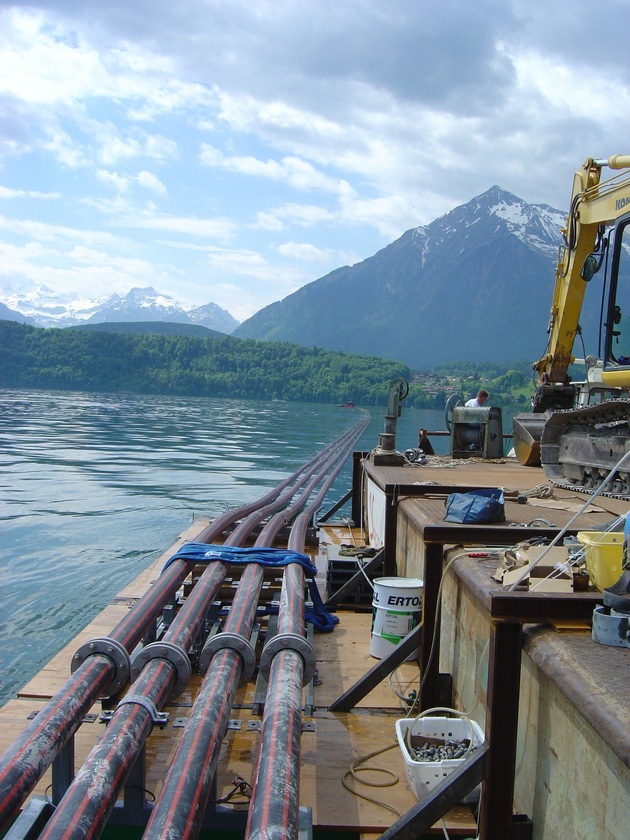 La tension monte entre Spiez et Oberhofen: Mise en service du nouveau câble sous-marin de FMB