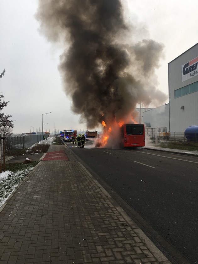 POL-PDWO: Besetzter Linienbus gerät aufgrund technischen Defektes in Brand. Busfahrer kann Schlimmeres verhindern.