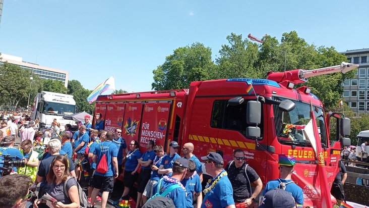 FW Sankt Augustin: Freiwillige Feuerwehr Sankt Augustin stellt Begleitfahrzeug für CSD-Parade + + + Einheit Buisdorf unterstützt Verband der Feuerwehren NRW