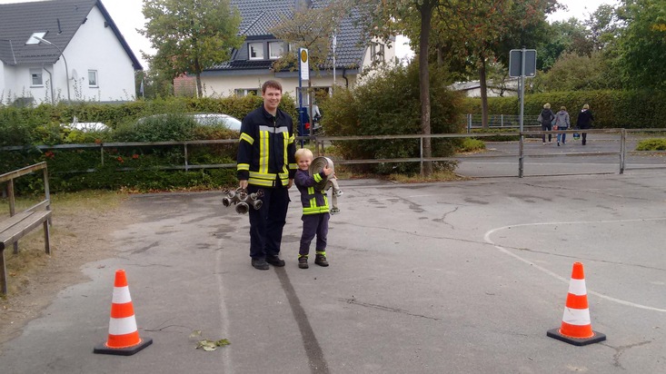 FW-AR: Voßwinkeler Feuerwehr beim Jubiläumsschulfest der Urbanusgrundschule