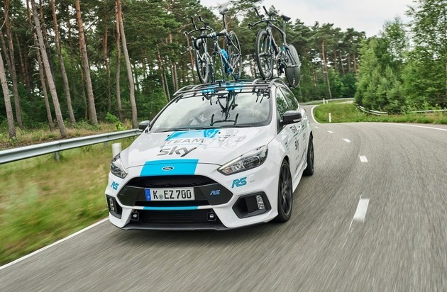 Ford-Werke GmbH: Ford feiert Partnerschaftsverlängerung mit Team Sky: Weißer Focus RS ist zusätzliches Tour de France-Begleitfahrzeug