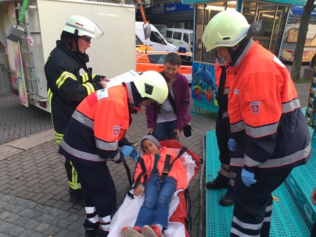 FW-HAAN: Großübung zwischen Karussells der Haaner Kirmes