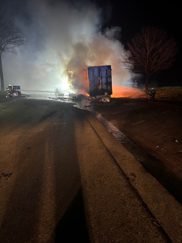 FW-HAAN: LKW-Brand auf dem Rastplatz H&ouml;fgen in der Nacht