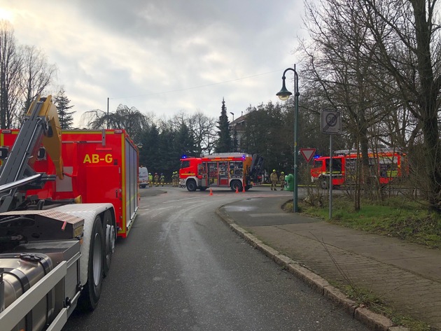FW-PI: Auto überschlagen - Eine Person schwer verletzt / Gasaustritt in Halstenbek