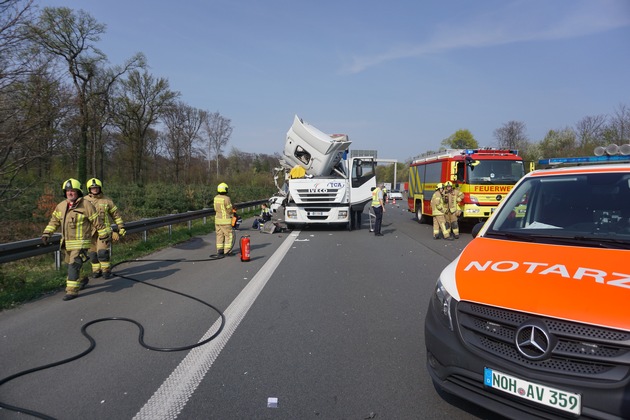 FW Ratingen: Schwerer LKW-Unfall auf der Autobahn A 3