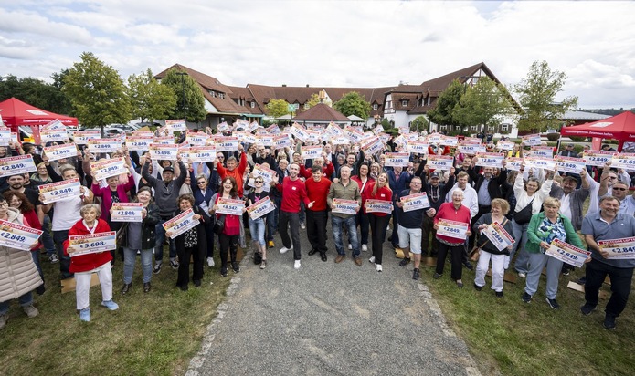 Deutsche Postcode Lotterie: Die etwas anderen Festspiele in Bayreuth: Postcode Lotterie verteilt zwei Millionen Euro an Gewinnergruppe