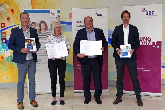 Duales BWL-Studium: HFH und Berufsbildungszentrum Norderstedt erneuern Kooperation