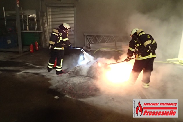 FW-PL: Brand in Plettenberger Industriebetrieb gelöscht.  2 Mitarbeiter erlitten Rauchgasvergiftung