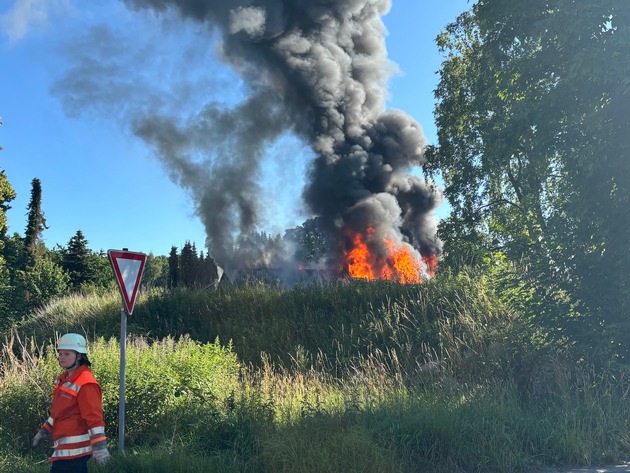 FW-ROW: Großfeuer in Sittensen: Lagerhalle brennt vollständig nieder