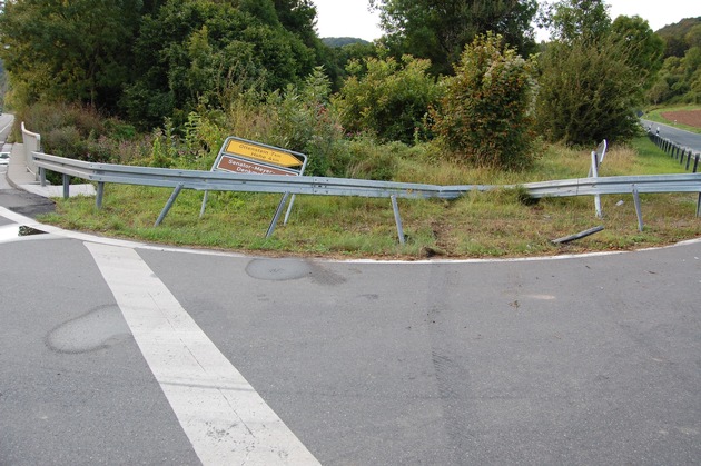 POL-HOL: Bundesstraße 83 - &quot;Weiße Brücke&quot;: Wessen Land Rover geriet in die Schutzplanke ? - Fahrzeugführer flüchtig -