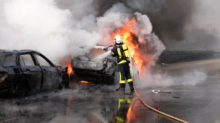 FW-GE: Schwerer Verkehrsunfall auf der A 42 fordert neun Verletzte - Fünf PKW brennen komplett aus