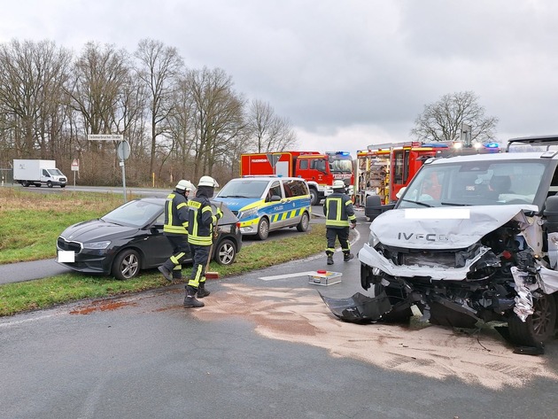 FW Sonsbeck: Auslaufende Betriebsmittel nach Verkehrsunfall