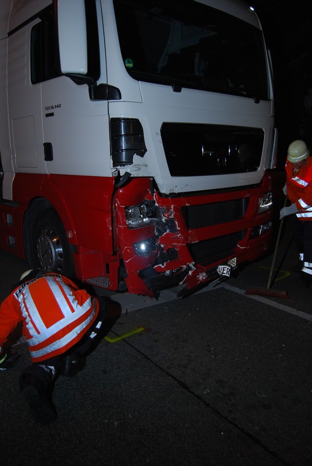 POL-NI: Schwerer Unfall - Motorradfahrer missachtet Vorfahrt eines LKW -Bild im Download-