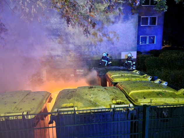 FW-WRN: FEUER_2 - LZ1 - Brennt Mülltonne direkt am Haus im Vollbrand