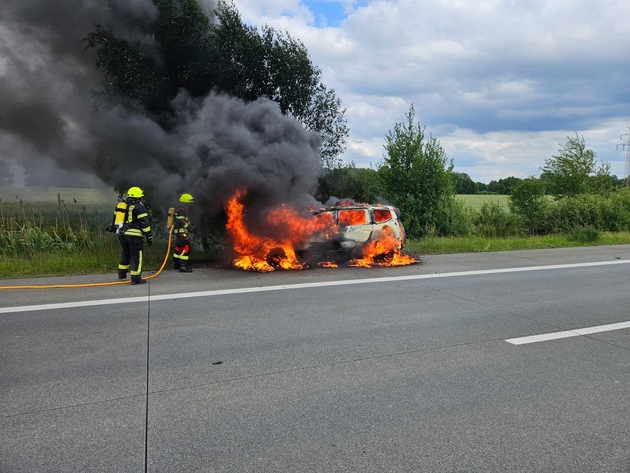 FW-ROW: Feuerwehr löscht brennenden PKW auf der Autobahn A1