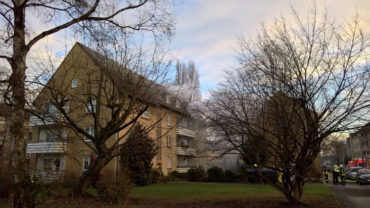 FW-GE: Wohnungsbrand in Gelsenkirchen Schalke - 1 verletzte Person -erheblicher Sachschaden
