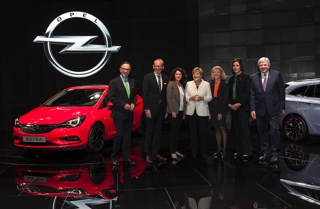 Opel Automobile GmbH: Ein Opel Astra-Modell für Bundeskanzlerin Angela Merkel (FOTO)