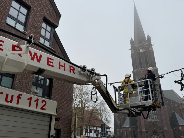 FW Tönisvorst: Die Weihnachtsbeleuchtung in Vorst ist bereit. Die Freiwilligen Feuerwehr Tönisvorst unterstützt die Kolpingfamilie beim Aufhängen der Weihnachtsbeleuchtung im Vorster Ortskern.