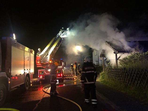 FW-MK: Fahrzeugbrand unter Carport