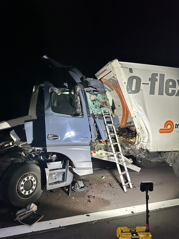 FW Helmstedt: Auffahrunfall mit zwei LKW