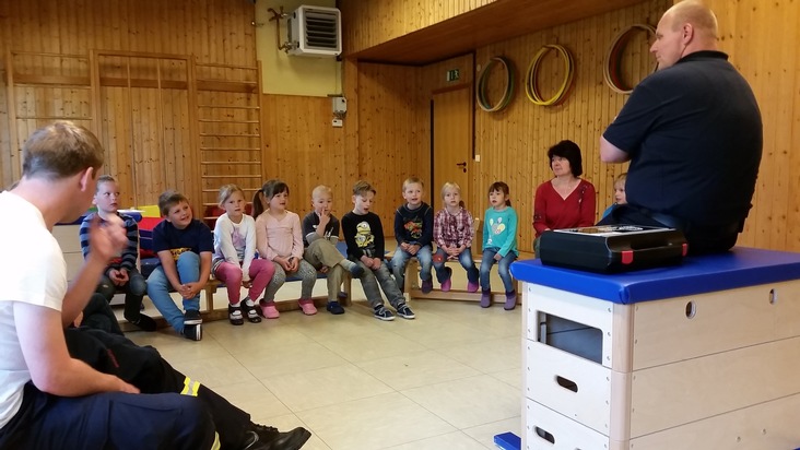 FW-AR: Kindergarten und Grundschule Voßwinkel besuchen ihre Feuerwehr