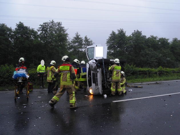 FW-BOT: Bottrop; Verkehrsunfall auf A31 3 Verletzte, 1 Person eingeschlossen, aus Fahrzeug befreit