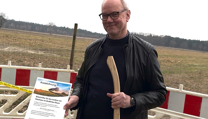 Meilenstein für den Glasfaserausbau in vier Ortschaften der Samtgemeinde Hollenstedt. Bauphase startet mit feierlichem Spatenstich in Dierstorf.