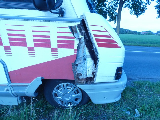 POL-CUX: Verkehrsunfall durch einen alkoholisierten Fahrzeugführer mit anschließendem unerlaubten Entfernen vom Unfallort