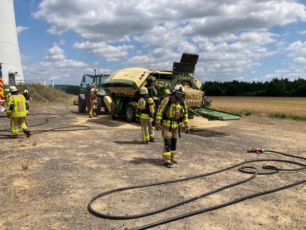 FW Grevenbroich: Feuerwehr löscht Brand an Ballenpresse auf Stoppelfeld bei Gustorf