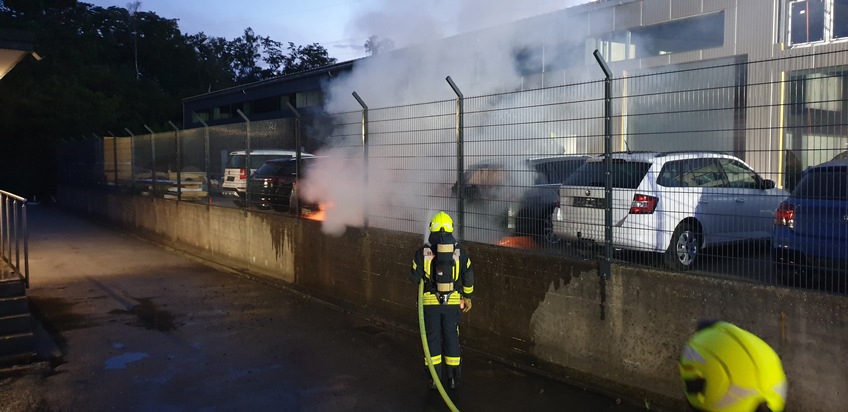 FW-GE: Alarmmeldung &quot;Mehrere Autos brennen&quot; in der Neustadt - 4 PKW in der Schevenstraße durch Brand beschädigt.