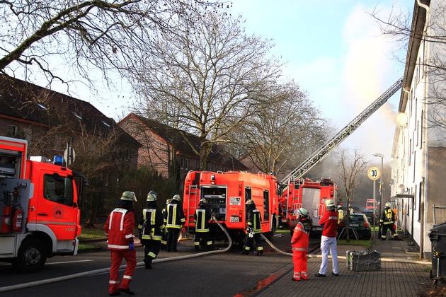 FW-E: Wohnungsbrand in Mehrfamilienhaus, Wohnung unbewohnbar, keine Verletzten