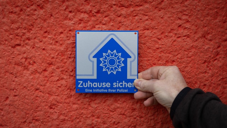 POL-H: Meilenstein beim Einbruchschutz - Polizeidirektion Hannover übergibt 2000. Plakette der Schutzgemeinschaft Hannover im Netzwerk &quot;Zuhause sicher&quot;