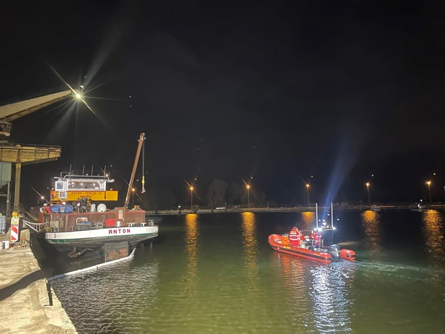 FW Bremerhaven: Schiffsunfall in Bremerhaven - Wassereinbruch und Ölverschmutzung nach Schiffshavarie