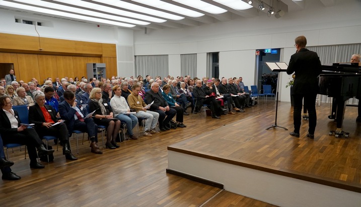 „Wir sind Kirche für die Menschen dieser Welt“ - Amtseinführung für  Dr. Michael Menke-Peitzmeyer als neuer Direktor der Katholischen Akademie Schwerte durch Erzbischof Dr. Udo Markus Bentz