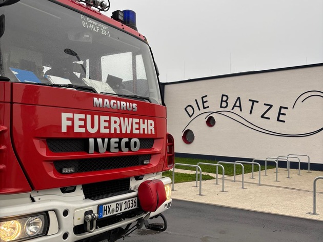 FW Beverungen: Feuerwehr Beverungen übt den Ernstfall im Freibad / Atemschutzträger trainieren unter realistischen Bedingungen