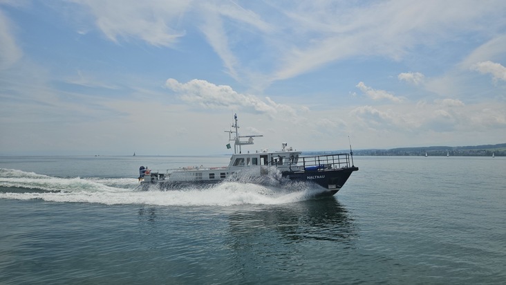 HZA-SI: Bodenseepiraten in Seenot - Zoll hilft / Zollboot schleppt manövrierunfähige Segeljacht in tiefere Gewässer