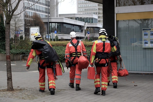 FW-E: Lose Schattierungselemente drohen aus 85 Meter Höhe herabzufallen, Höhenretter der Essener Feuerwehr im Einsatz am Postbankhaus