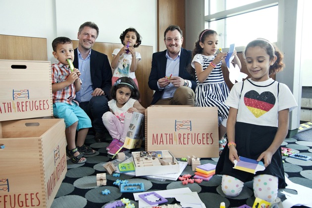 Mit Freude am Rechnen Menschen verbinden - Stiftung Rechnen verteilt Math4Refugees-Willkommensboxen an Flüchtlingseinrichtungen