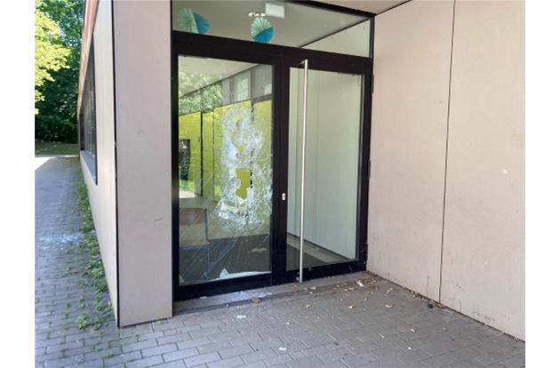 POL-ME: Mehrere Fenster eingeschlagen: Sachbesch&auml;digung an zwei Schulen - 2605088