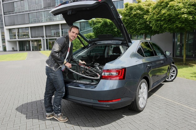 Sprinter testet Flaggschiff: John Degenkolb unterwegs im neuen SKODA Superb (FOTO)