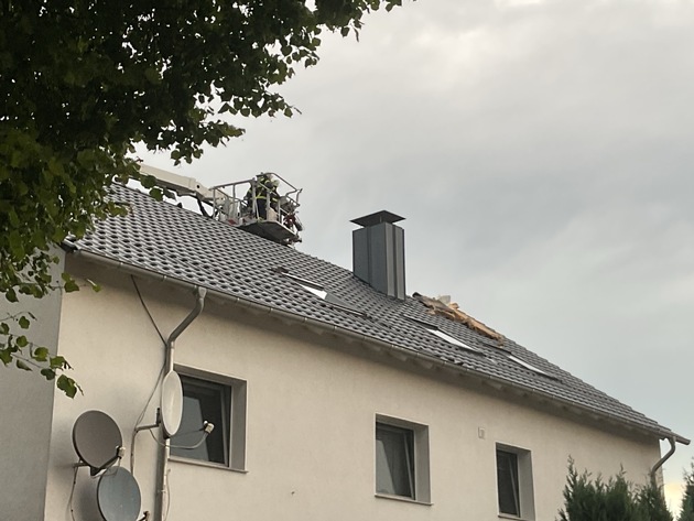 FW-DO: Dachstuhlbrand nach Blitzeinschlag in Eving