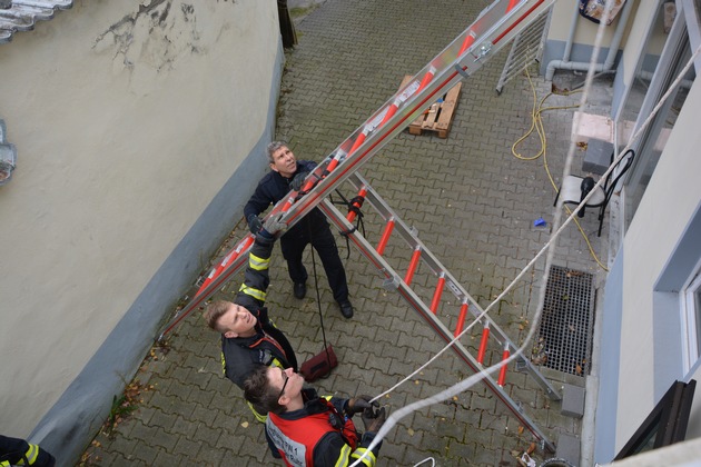 FW-MH: Aufwendige Menschenrettung über tragbare Leitern der Feuerwehr