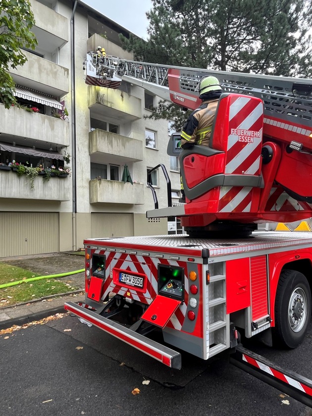 FW-E: Feuer auf dem Balkon eines Mehrfamilienhauses - keine Verletzten