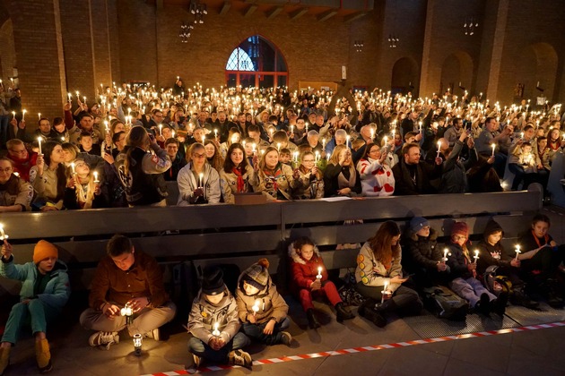 Friedenslicht aus Bethlehem in Dortmund ausgesendet - Lichtermeer aus 800 Kerzen in der St. Joseph Kirche