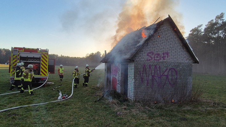 FW Südheide: Weideschuppen brennt in Baven