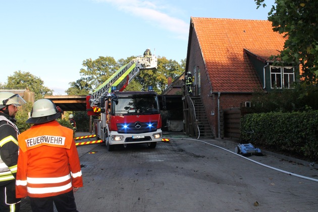 FW-ROW: Brennt Carport