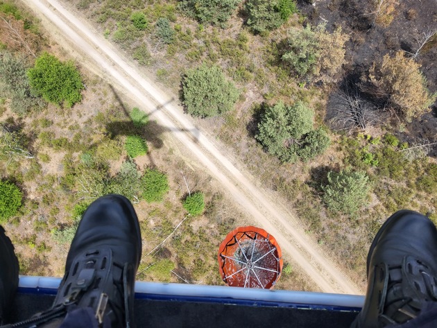 BPOLD 11: Brandbekämpfung aus der Luft: Die Bundespolizei erneut im Einsatz gegen den Waldbrand in der Gohrischheide