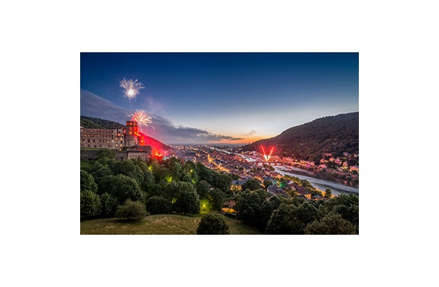 Roter Feuerschein und funkelnder Himmel